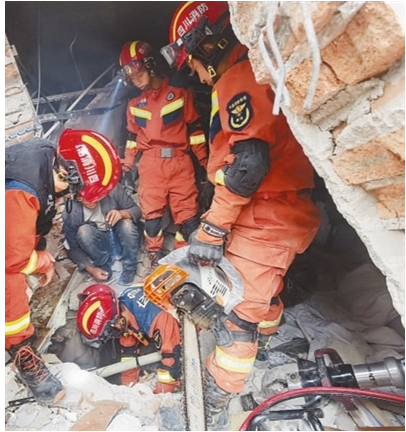 【人民日報】緊急調(diào)撥物資 專業(yè)力量馳援 四川瀘定地震救災(zāi)工作爭分奪秒展開