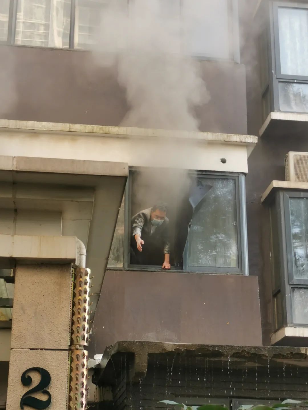 臉熏黑了，手劃破了，他卻笑了……