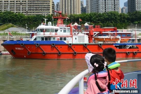 【中新社】探訪國內(nèi)最大內(nèi)河消防救援船“渝消救07”