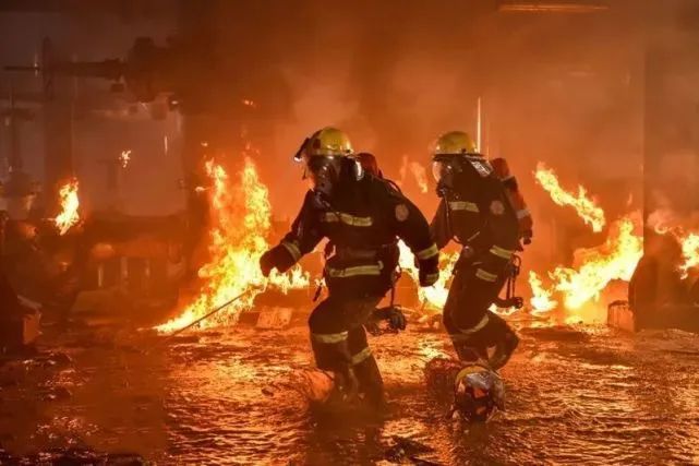 漲知識(shí)！“藍(lán)朋友”的9套職場(chǎng)“穿搭”