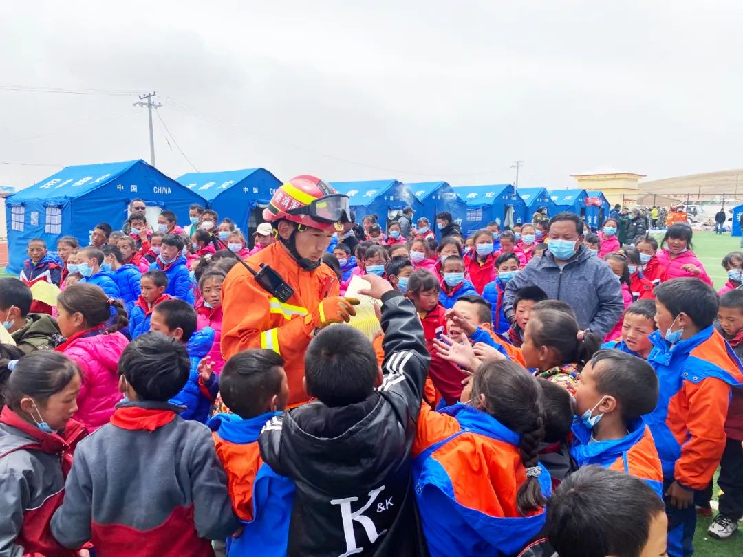 [人民日?qǐng)?bào)] 黨旗在救援戰(zhàn)場(chǎng)高高飄揚(yáng)！