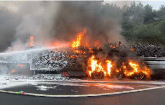 高速上突發(fā)自燃！200余輛“電驢”當場報廢