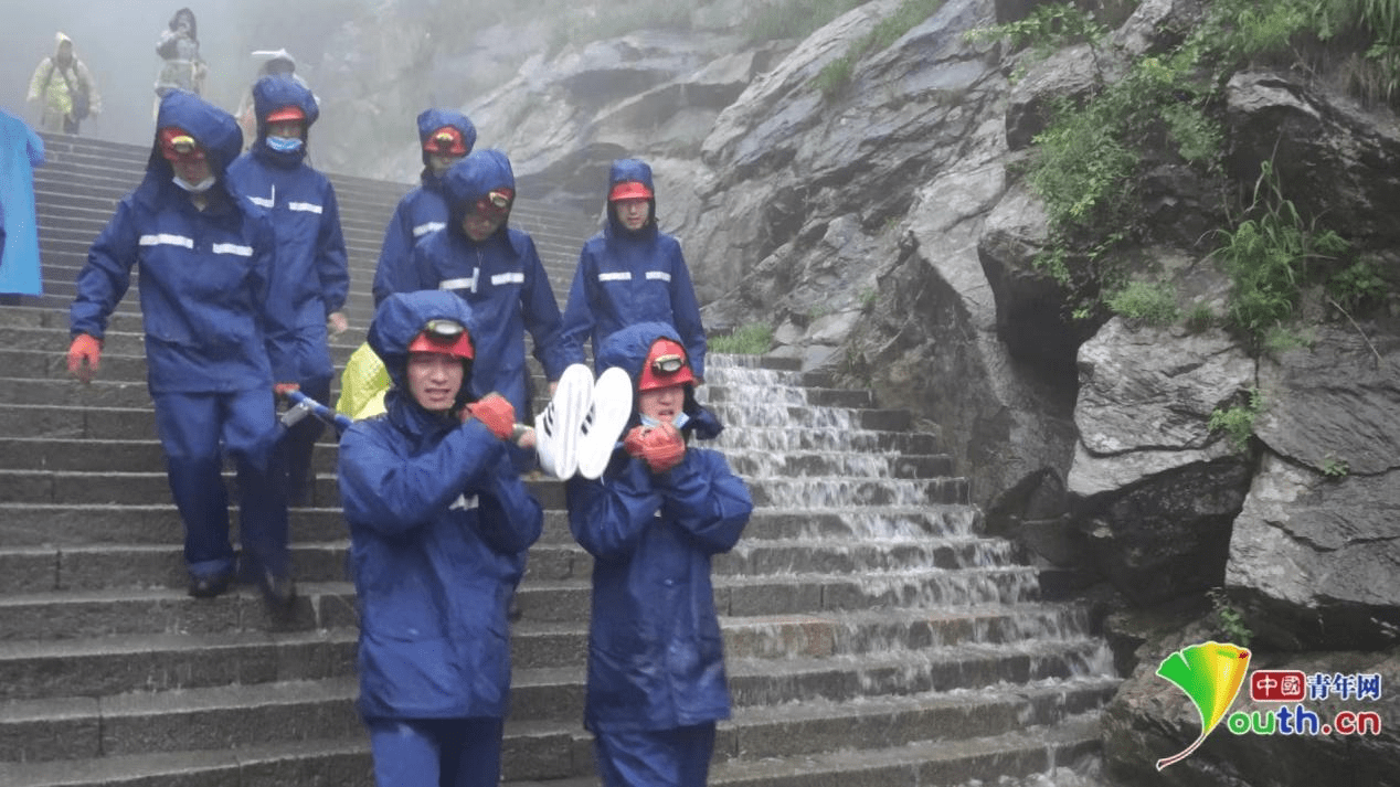 追夢火焰藍(lán)?守護(hù)萬家燈火丨萬丈懸崖“訓(xùn)練塔”，千層臺(tái)階是“操場”：泰山衛(wèi)士“手抬肩扛”式守護(hù)平安