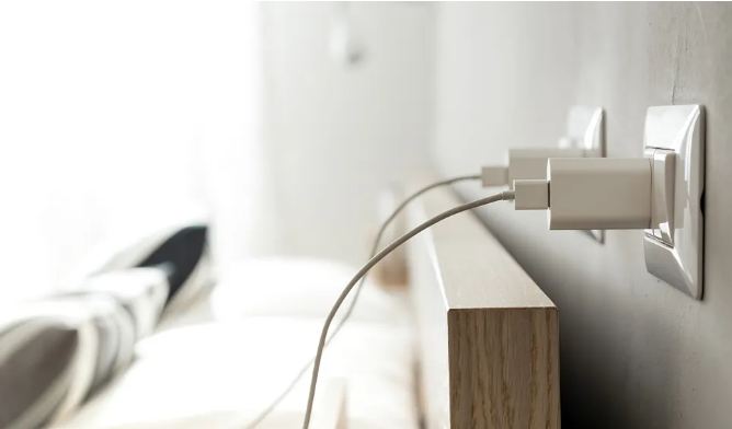 你的手機(jī)充電器還沒拔？這個(gè)舉動(dòng)很危險(xiǎn)→