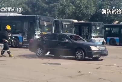 消防試驗(yàn)：高溫下車(chē)內(nèi)易燃易爆物炸飛玻璃