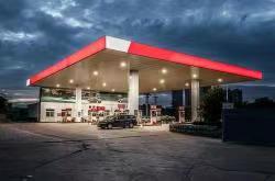 加油站加油區(qū)域用手機掃碼支付，這是在死神打招呼！