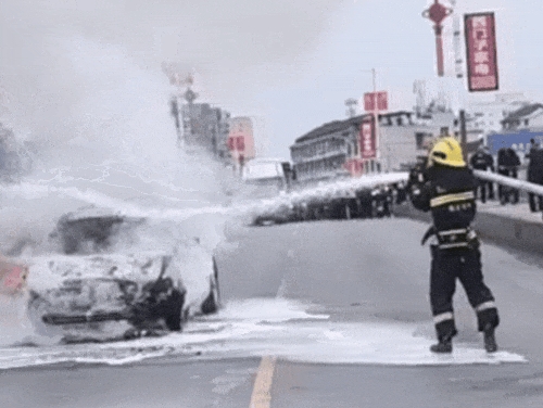 汽車起火如何逃生？