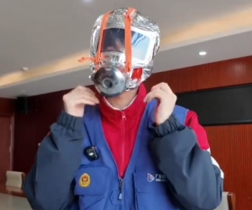 記住“開、拔、套、拉”四字口訣 輕松掌握防煙面罩正確用法