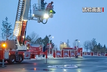 警惕“冰溜子”傷人 遠離“天降危險” 消防試驗：高空墜冰 威力驚人