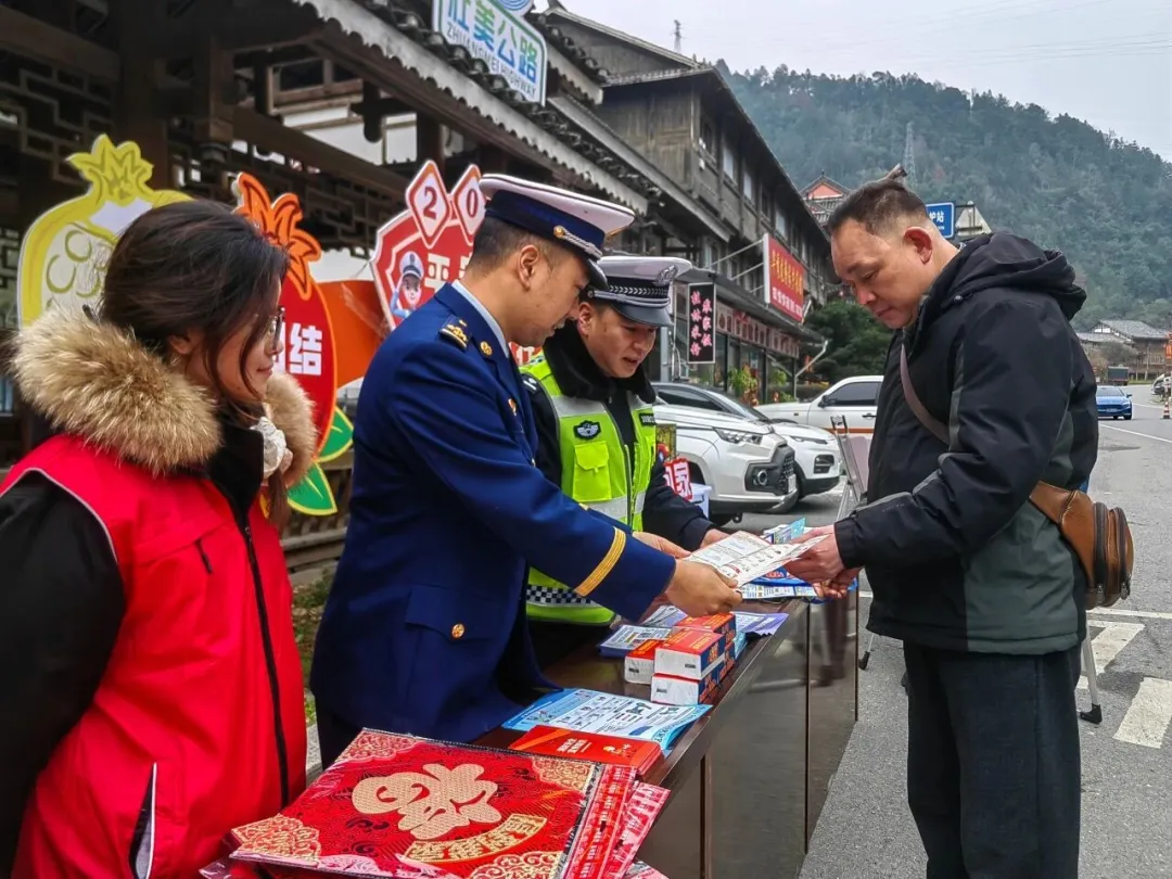 廣西消防“志愿紅”護(hù)航春運(yùn)回家路