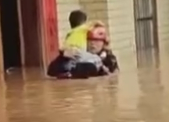 【共同關(guān)注】廣西梧州突發(fā)山洪多人被困 消防緊急救援