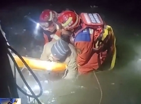 【新聞直播間】深夜溜冰兩人冰窟窿遇險(xiǎn) 消防破冰營救