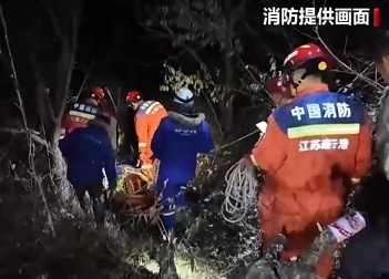 【新聞直播間】江蘇連云港 男子登山摔傷 消防搜索救援