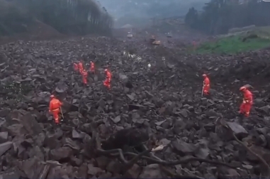 【新聞直播間】四川宜賓筠連山體滑坡救援持續(xù) 消防員向險(xiǎn)而行 全力搜尋失聯(lián)人員