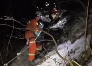 【新聞直播間】河南鄭州 12名游客深夜被困山中 消防緊急救援