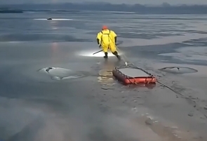 【新聞直播間】氣溫回暖冰面融化 行人落水消防緊急救援