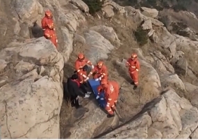 【新聞直播間】山東日照 登山受傷被困山崖 消防提示安全事項(xiàng)