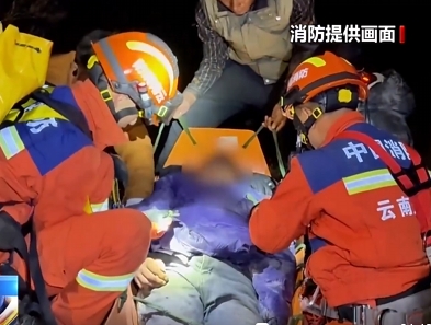 【24小時(shí)】云南迪慶 車輛側(cè)翻司機(jī)墜入谷底 消防連夜救援