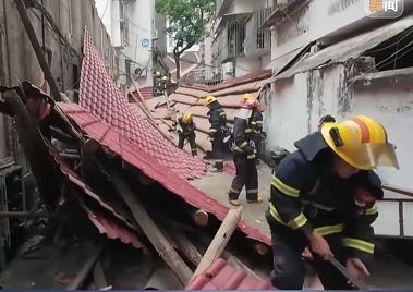 【特別關(guān)注】湖南株洲 6級(jí)強(qiáng)風(fēng)掀翻屋頂一人被壓 消防緊急營(yíng)救