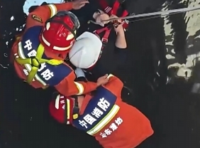 【新聞直播間】山東濰坊 一員工失足墜井 消防緊急救援