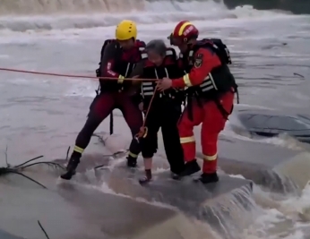 【東方時空】安徽黃山暴雨致多處突發(fā)險情 消防及時處置