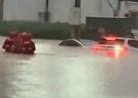 【新聞直播間】福建漳州暴雨致低洼處積水 消防轉(zhuǎn)移被困群眾