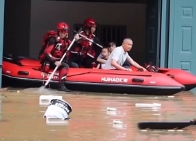 【24小時(shí)】廣西天峨強(qiáng)降雨致民房被淹 消防緊急轉(zhuǎn)移居民
