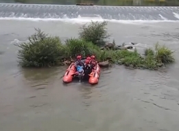 【新聞直播間】浙江衢州：男子釣魚被困孤島，消防逆流而上實施營救