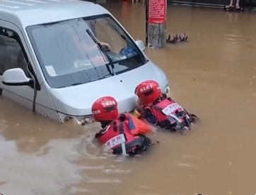 【新聞直播間】湖北多地出現(xiàn)暴雨 消防緊急救援被困群眾