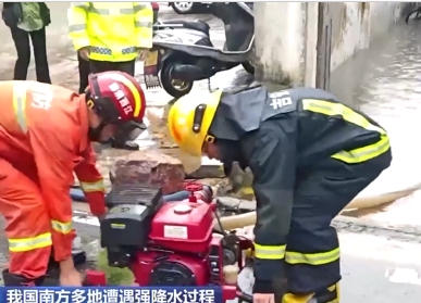 【新聞直播間】江西吉安：一小區(qū)地勢低洼被淹 消防及時應(yīng)對