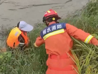 【24小時】浙江東陽：男子垂釣被困江中 民警消防合力營救