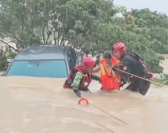 【共同關(guān)注】廣東高州：車輛被洪水沖入河中 消防員激流中救援
