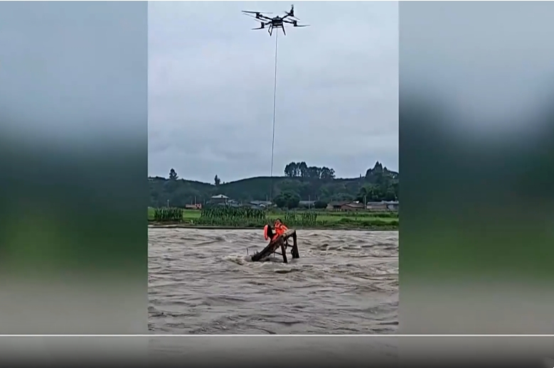 【東方時空】男子釣魚被困河中央 無人機成功救援