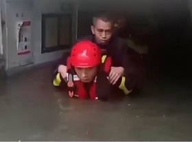 【新聞30分】四川成都暴雨致城區(qū)積水 消防多次轉(zhuǎn)移被困群眾