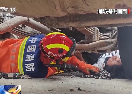 【新聞直播間】山東青島：女子騎電動(dòng)車(chē)卷入半掛車(chē)下 消防車(chē)底救援