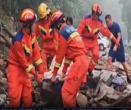 【共同關(guān)注】重慶暴雨致山體垮塌居民被困 消防緊急救援