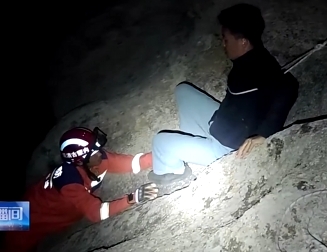 【新聞直播間】男子爬山跌落被困 消防成功營救