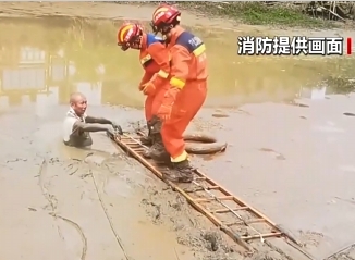 【新聞直播間】老人深陷魚(yú)塘淤泥 消防人員緊急施救