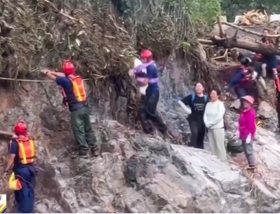 【新聞直播間】斷橋上架木橋、懸崖上架繩索 救援人員為災(zāi)區(qū)群眾搭建生命通道