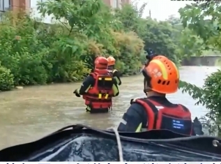 【新聞直播間】廣東廣州：花都暴雨內(nèi)澇危急 消防連夜轉(zhuǎn)移被困居民