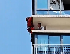 【新聞直播間】老人被困陽臺外沿夾層 消防化險為夷