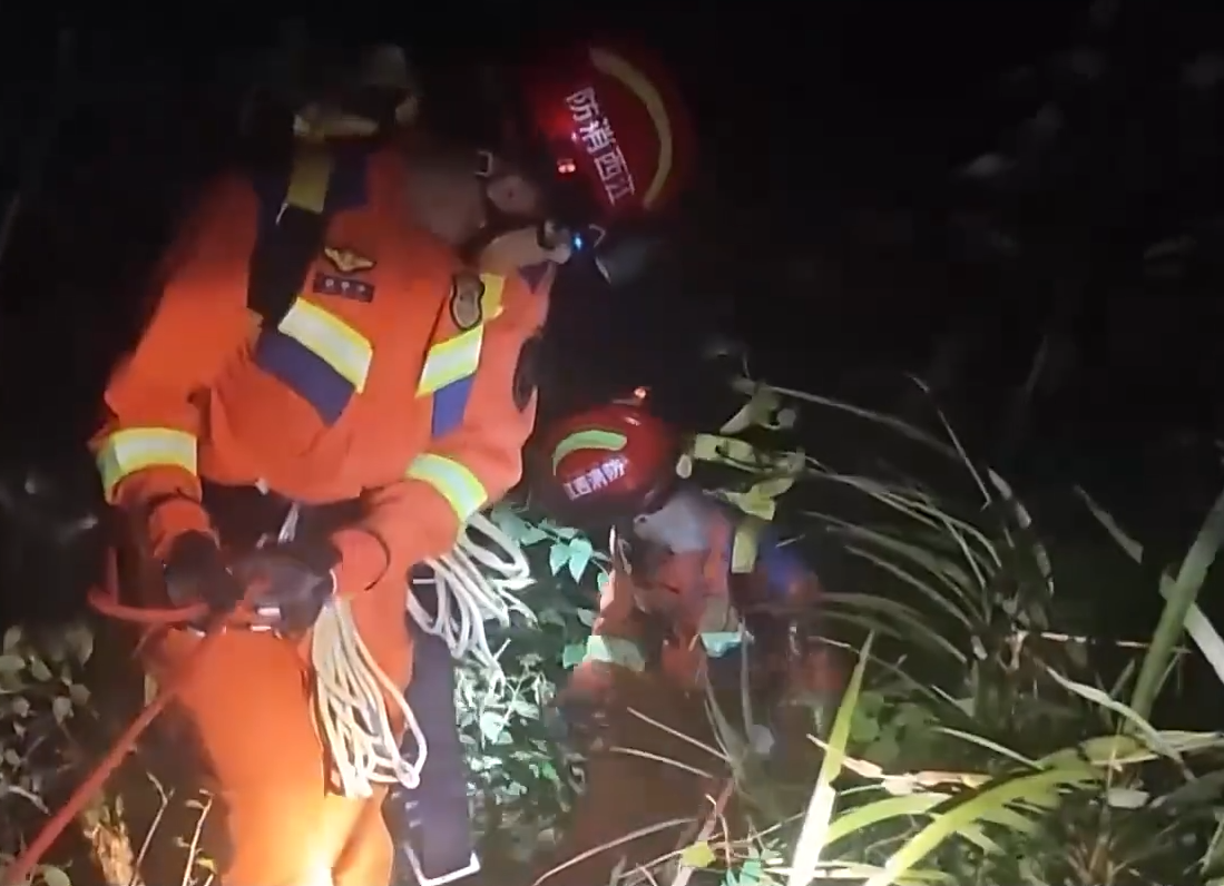 【新聞直播間】江西廬山：游客登山被困懸崖 消防垂降救援