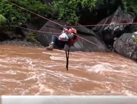 【新聞直播間】重慶奉節(jié)：野釣遇漲水兩人被困 消防飛索救援