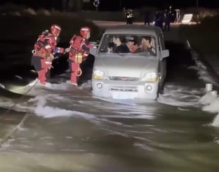 【新聞直播間】車輛涉水8人被困 消防成功救援