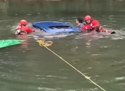 【新聞直播間】遼寧：車輛墜河司機(jī)被困 消防員砸窗救人