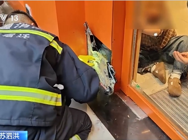 【新聞直播間】江蘇泗洪：幼童手卡門(mén)洞 消防破拆救援