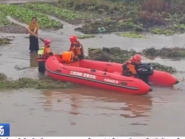 【新聞直播間】女子摘菜被困河中 消防沖鋒舟救援