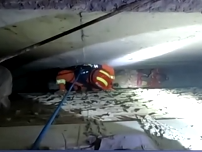 【新聞直播間】安徽六安：女孩掉入墻縫被卡 消防緊急救援