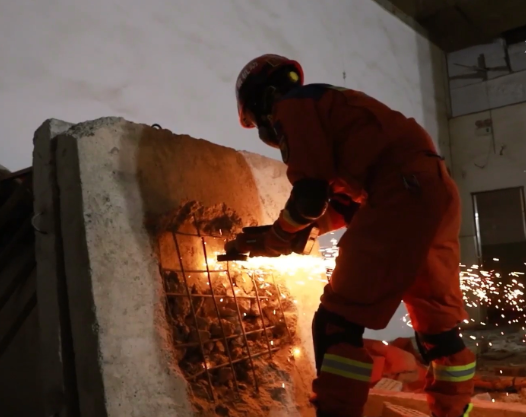 【新華社】72小時(shí)極限救援演練：看“火焰藍(lán)”如何錘煉地震救援“真功夫”