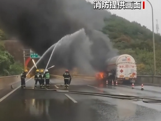 【新聞直播間】滿載天然氣罐車(chē)起火 消防緊急排險(xiǎn)